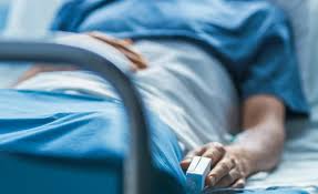 Un paznic din Burla a ajuns în comă la spital după ce a făcut abuz de băuturi alcoolice și spirt