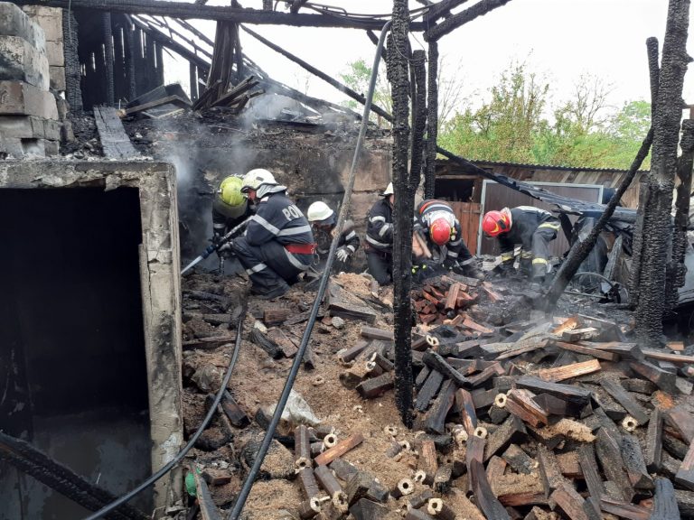 FOTO Incendiu izbucnit într-o gospodărie din Siret de la aparatele electrice lăsate sub tensiune