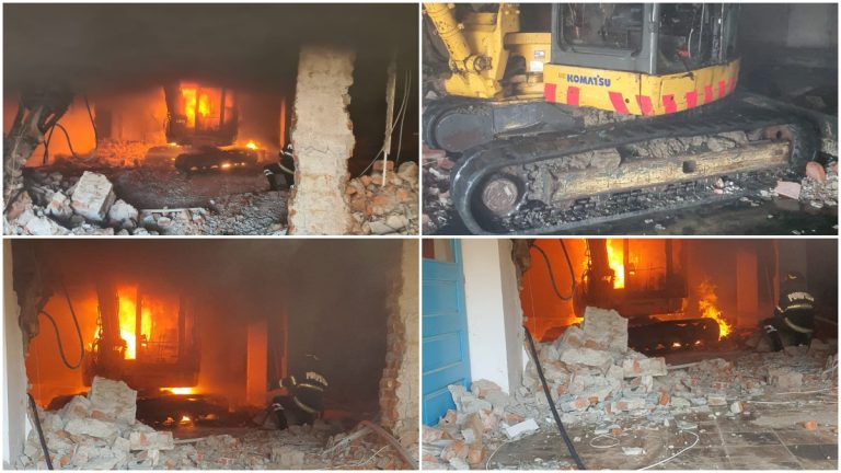 FOTO Un mini excavator folosit la lucrări de demolare și amenajare a luat foc într-o hală din Suceava