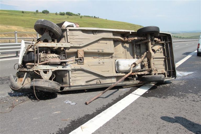 Un șofer care s-a angajat într-o depășire neregulamentară s-a răsturnat cu mașina, la Dărmănești