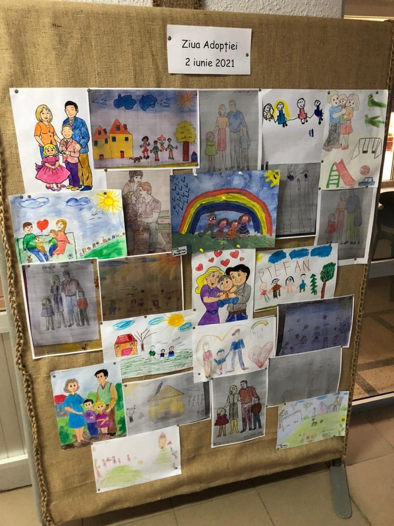 FOTO DGASPC Suceava marchează Ziua națională a adopției printr-o expoziție de desene ale copiilor adoptați