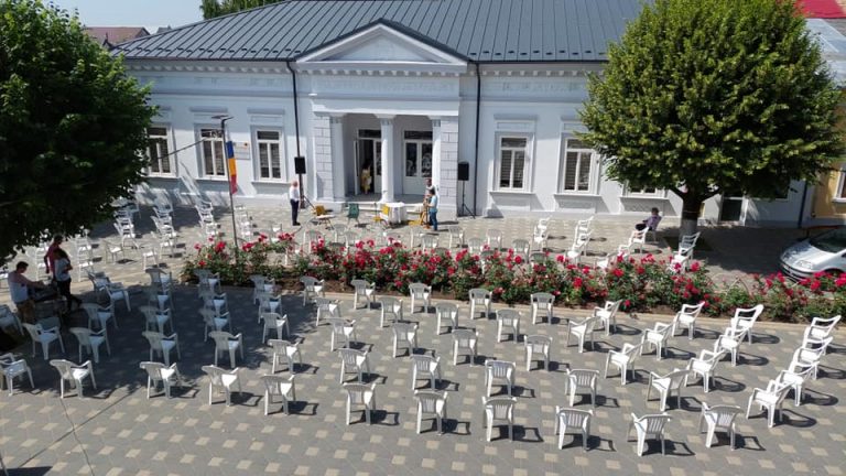 FOTO Ministrul Culturii Bogdan Gheorghiu: „Felicit Primăria Municipiului Fălticeni pentru devotamentul de a genera proiecte care vin mai aproape de oameni şi care depășesc graniţele instituţiilor culturale clasice”