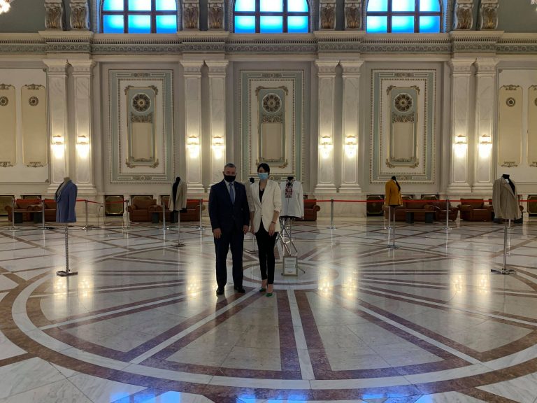 VIDEO FOTO Senatorul Gheorghiță Mîndruță a invitat un tânăr designer vestimentar pentru a expune în foaierul sălii de plen a Senatului o colecție inspirată de elementele decorative ale Iei de Bucovina de Ziua Internațională a Iei