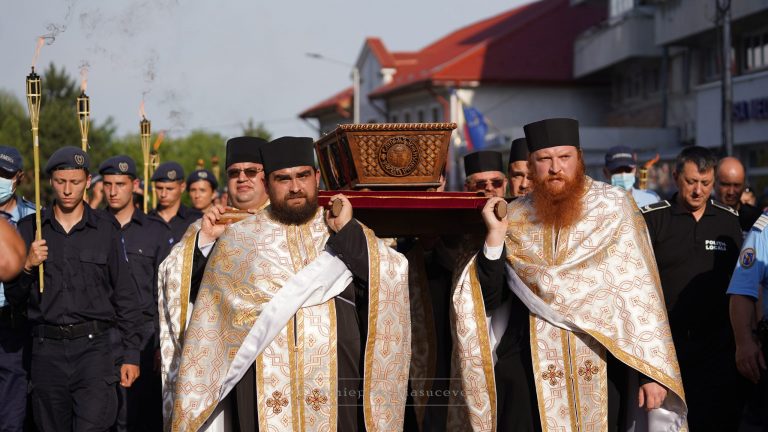 FOTO Mii de suceveni au luat parte la procesiunea moaștelor Sfântului Ioan cel Nou de la Suceava