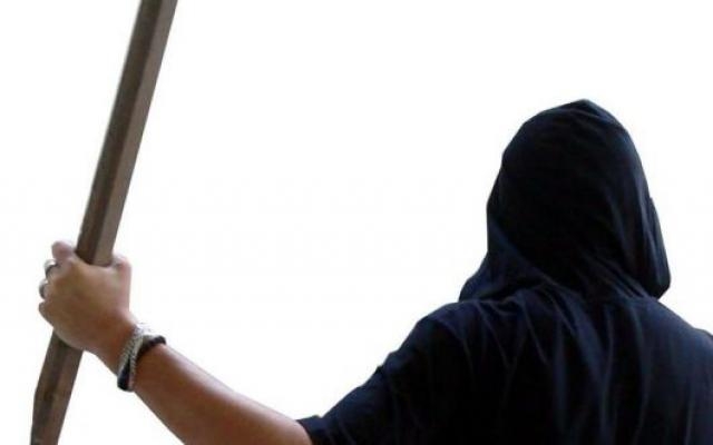 Un scandalagiu aghesmuit din Pătrăuți, deranjat că vecinul său nu voia să vorbească cu el, s-a înarmat cu un băț și a dat iama în curtea bărbatului pentru a-l bate