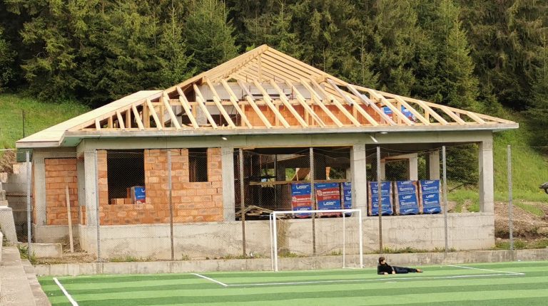 O grădiniță modernă se construiește în Iacobeni pentru preșcolarii care învață într-o clădire veche de un secol: „Sperăm ca până în toamnă să avem clădirea, să putem intra în ea”