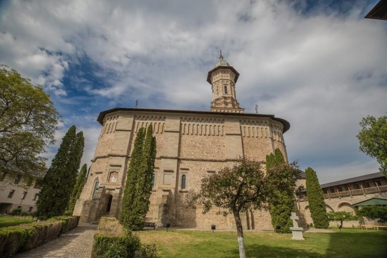 Mănăstirea Dragomirna se „îmbracă” în straie de sărbătoare de hramul bisericii: „În general, la hramul Mănăstirii vin oamenii din împrejurimi îmbrăcați în haine tradiționale”
