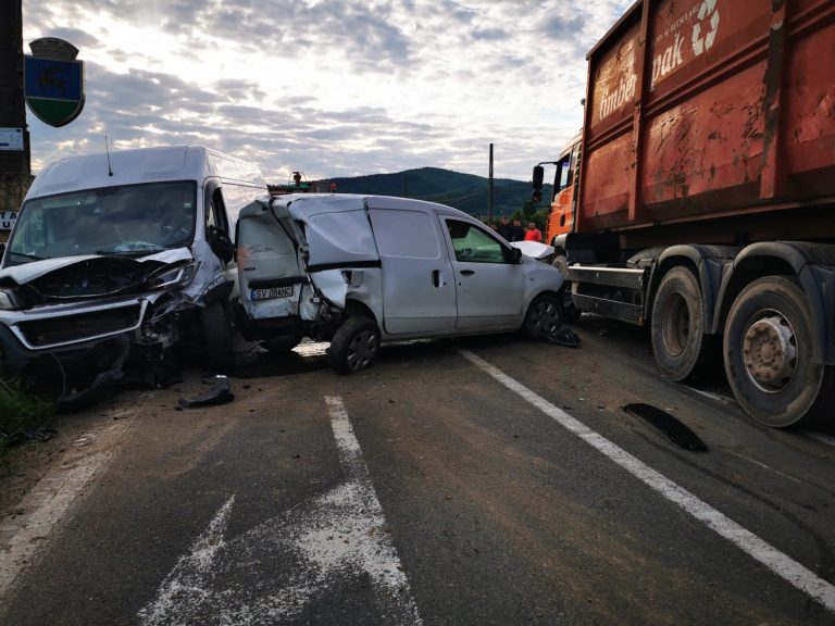 UPDATE VIDEO FOTO Un bărbat de 60 de ani este transportat în stare foarte gravă la spital în urma cumplitului carambol produs la ieșire din Păltinoasa spre Gura Humorului