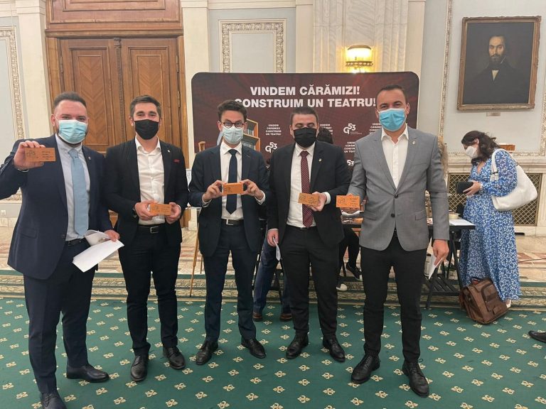 FOTO Gest simbolic făcut de deputații de Suceava Vlad Popescu Piedone și Gheorghe Șoldan pentru construcția teatrului Grivița 53: „Am cumpărat astăzi câte o cărămidă pentru a contribui la realizarea acestui teatru”