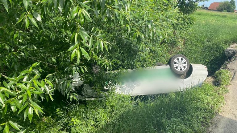 FOTO O mașină s-a răsturnat într-o râpă, la Dănila