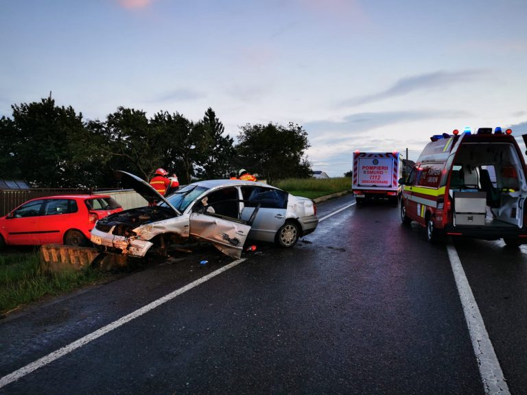 VIDEO FOTO Trei persoane rănite într-un accident produs la Stroiești de un șofer care a intrat în coliziune cu un autoturism parcat