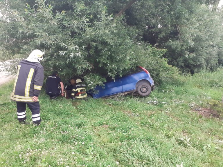 FOTO Două persoane rănite într-un accident produs la Siret