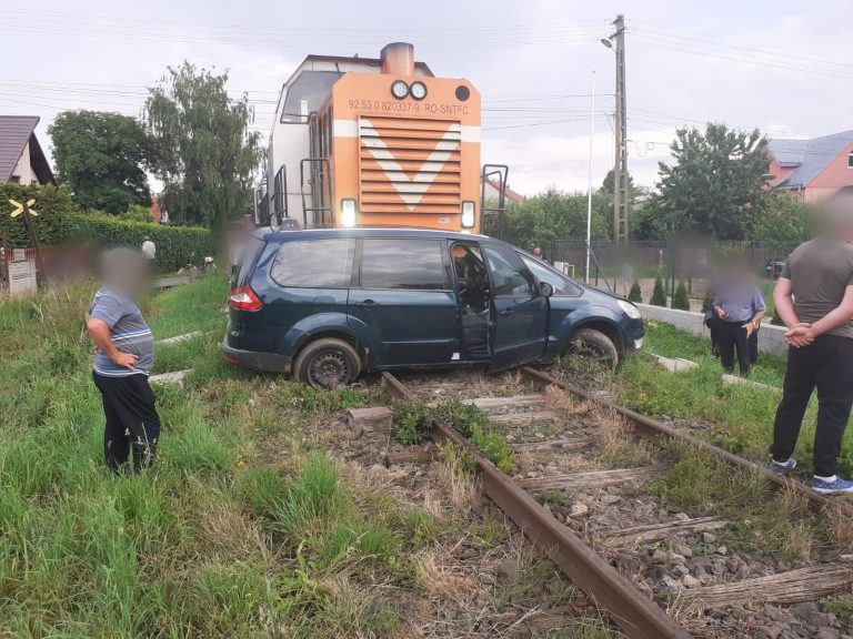 FOTO Trenul Suceava – Putna a lovit o mașină, la Rădăuți. 5 persoane au nevoie de îngrijiri medicale, dintre care doi minori