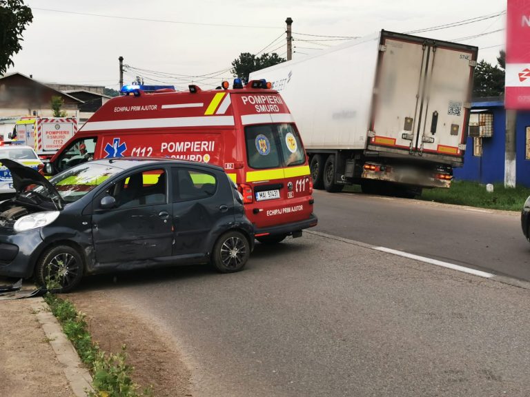 FOTO Accident între o mașină și un TIR în zona fabricii de lapte din Șcheia. O șoferiță a suferit un atac de panică