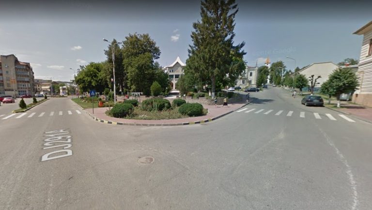 Un băiat de 12 ani a fost lovit de un BMW pe trecerea pentru pietoni din fața Primăriei Siret