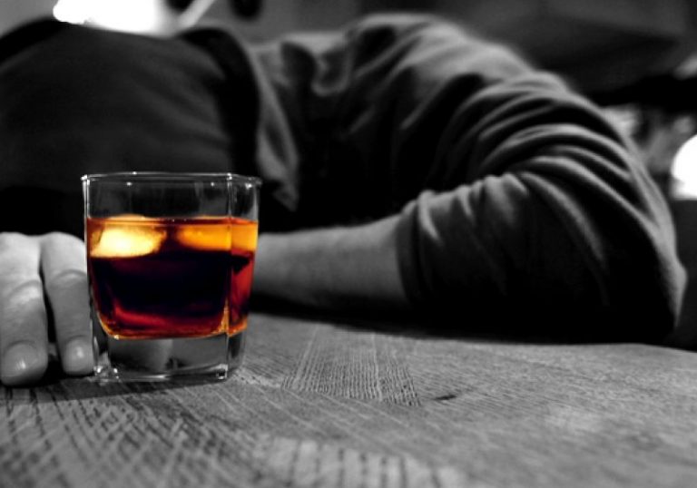 Un bărbat din Dolhasca a rămas fără bani după ce a băut vodcă cu o femeie necunoscută din Suceava