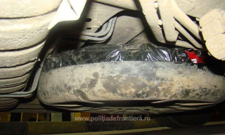 FOTO Țigări de contrabandă descoperită în roata de rezervă condusă de o tânără, în Vama Siret