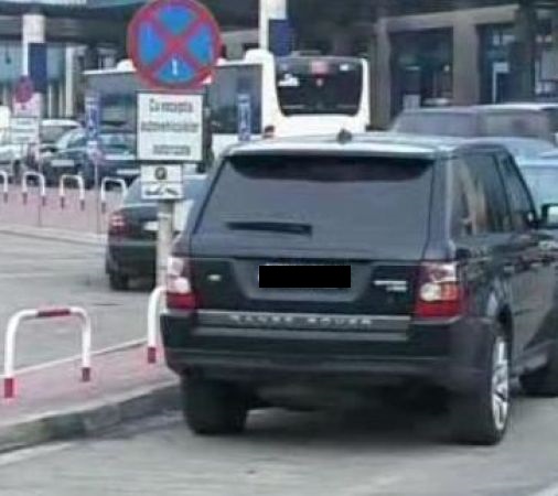 Un tânăr din Mitocu Dragomirnei a fost prins de polițiști că a părăsit carantina după ce și-a parcat mașina anapoda într-o intersecție
