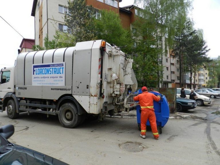 Un angajat de la Florconstruct a murit strivit sub roțile mașinii de gunoi manevrate de un coleg, la Calafindești