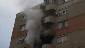 Panică într-un bloc din centrul municipiului Suceava după ce o mașină de spălat a luat foc într-un apartament