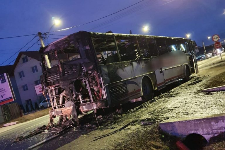 Un autocar a luat foc la Vatra Dornei