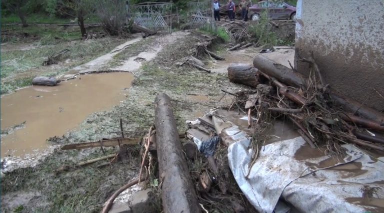 VIDEO Inundații produse în orașul Broșteni de pârâul Păltiniș
