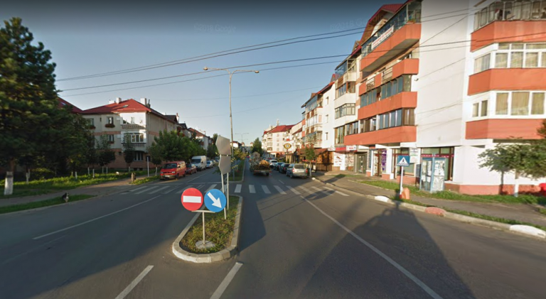 Un adolescent de 13 ani care traversa pe bicicletă strada a fost lovit de o mașină pe trecerea de pietoni din fața restaurantului Orso Bruno din Rădăuți