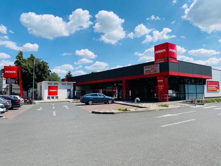Motociclist lovit de o mașină în parcarea de la Penny Rădăuți