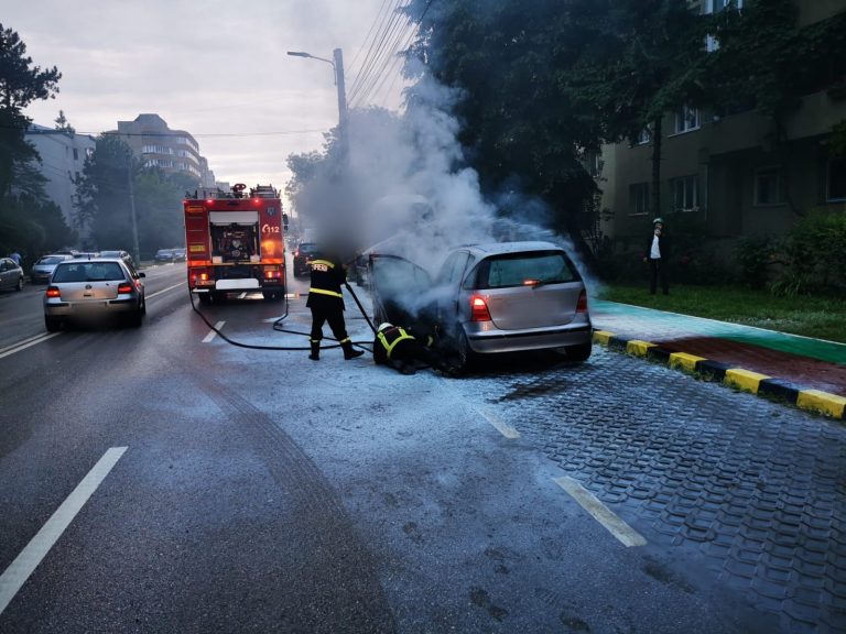 VIDEO Incendiu la o mașină pe o stradă din Suceava