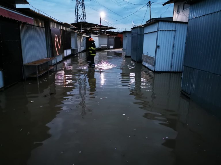 VIDEO FOTO Bazarul din Suceava a fost inundat în această seară