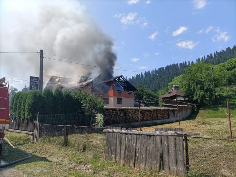 VIDEO FOTO Incendiu la o casă din Voroneț pornit la aparatele electrice lăsate sub tensiune