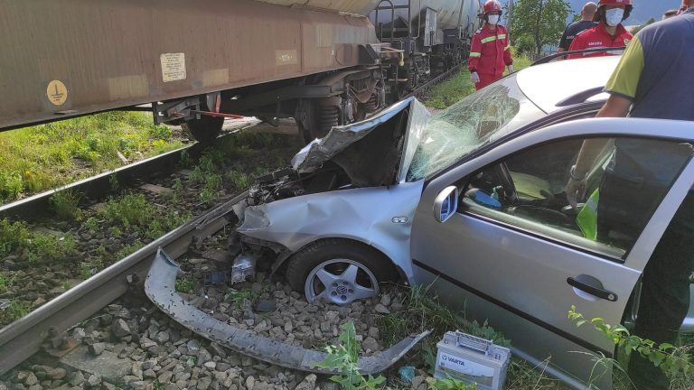 FOTO Mașină lovită de tren, la Câmpulung Moldovenesc. Din fericire, șoferul a scăpat teafăr