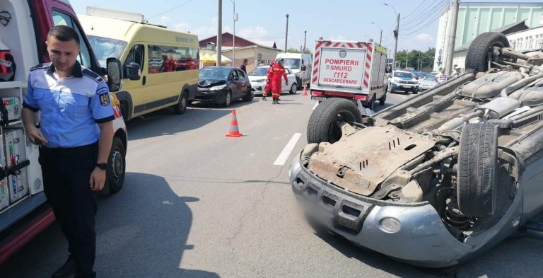 VIDEO FOTO Accident produs în fața fabricii Bermas din Șcheia de un șofer care s-a proptit cu mașina în două autoturisme parcate