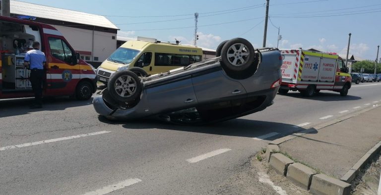 VIDEO FOTO Un angajat de la Primăria Șcheia s-a urcat beat mangă la volan și s-a proptit în două mașini parcate în fața Fabricii Bermas