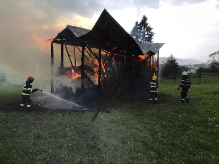 FOTO Un fânar a luat foc după ce a fost lovit de un trăsnet, la Dorna Candrenilor