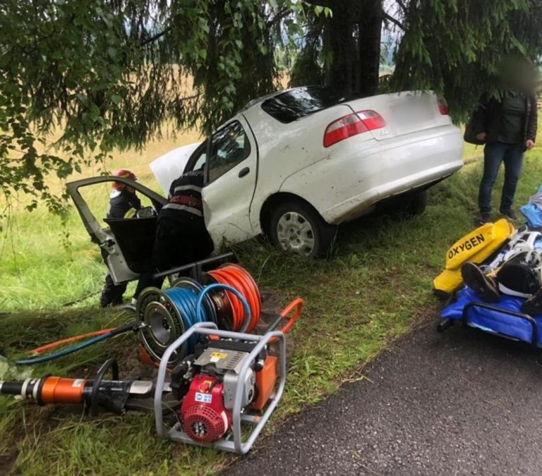 UPDATE FOTO O mașină a intrat într-un copac, la Șaru Dornei. Șoferul a fost descarcerat de către pompieri și i se acordă îngrijiri medicale