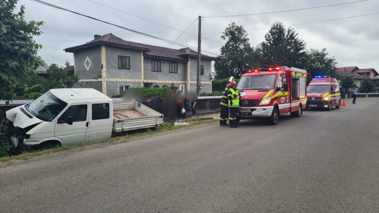 UPDATE FOTO Un autoturism a intrat în copac, la Mălini. Pompierii l-au descarcerat pe șofer, care refuză să fie transportat la spital