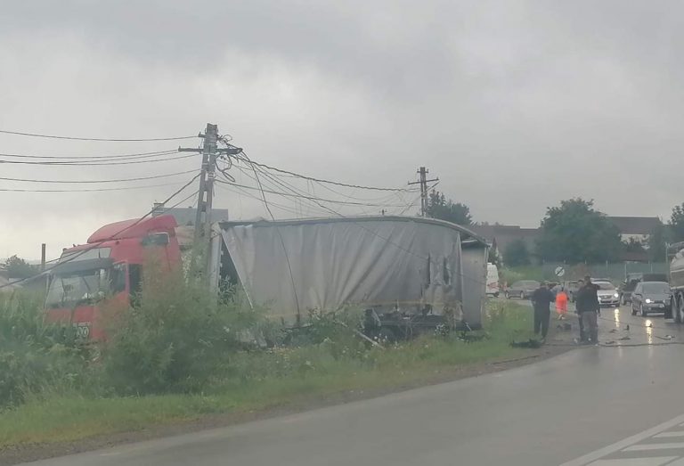 VIDEO FOTO Un TIR a intrat în coliziune cu un utilaj de la drumuri naționale, la Cumpărătura