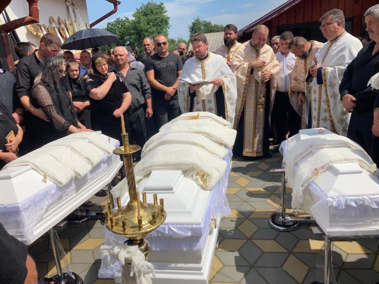 FOTO Dramă fără margini la Vicovu de Sus, unde Ionela Huluță și cei doi copii ai săi morți în accidentul de la Bacău au fost conduși pe ultimul drum de sute de oameni