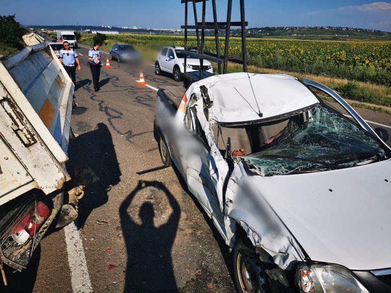 VIDEO FOTO Accident cu doi răniți produs în apropiere de „Zidul Morții”