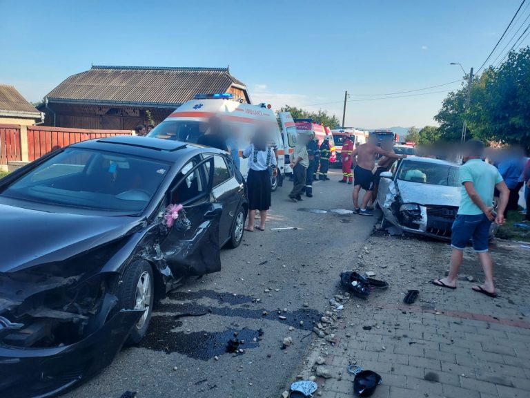 FOTO O mașină din alaiul de nuntă, implicată într-un accident rutier la Berchișești. Trei persoane au fost rănite