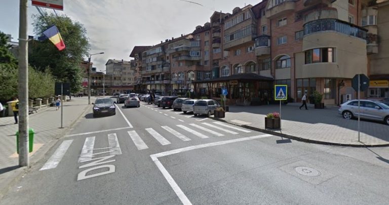 Un băiat de 6 ani a fost lovit de o mașină pe trecere pentru pietoni din fața Restaurantului Bucovina din Câmpulung Moldovenesc