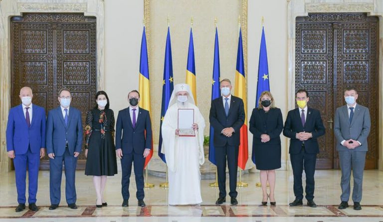 Ministrul Culturii Bogdan Gheorghiu a participat la ceremonia de decorare  a Preafericitului Părinte Daniel, Patriarhul Bisericii Ortodoxe Române, cu ocazia împlinirii vârstei de 70 de ani