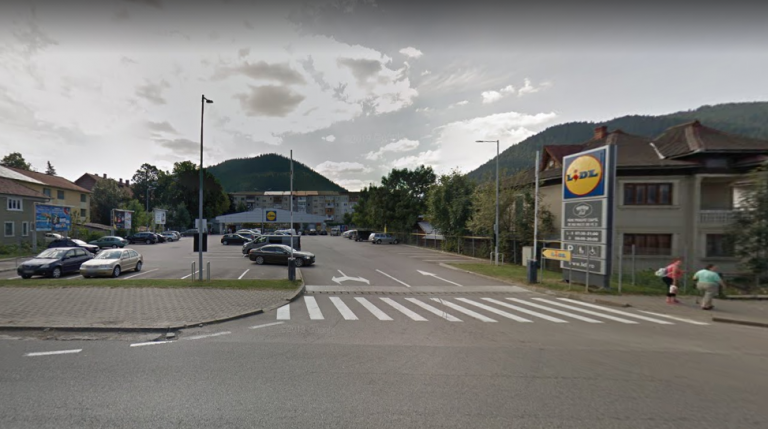 Femeie lovită de o mașină în parcarea supermarketului Lidl din Câmpulung Moldovenesc