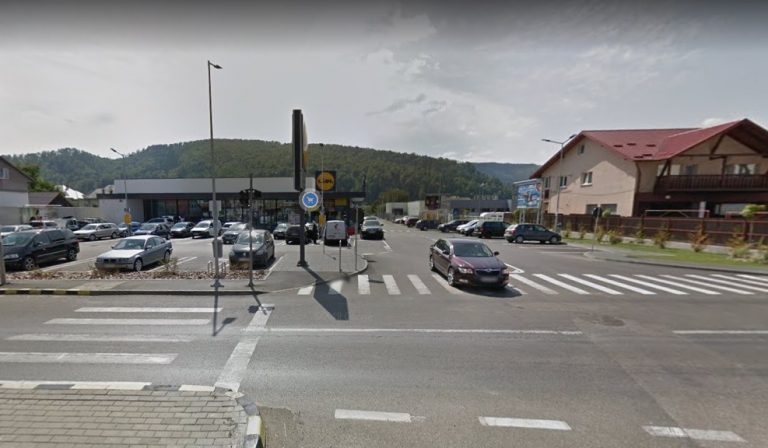 Adolescent lovit de o mașină pe trecerea pentru pietoni din fața magazinului Lidl Gura Humorului