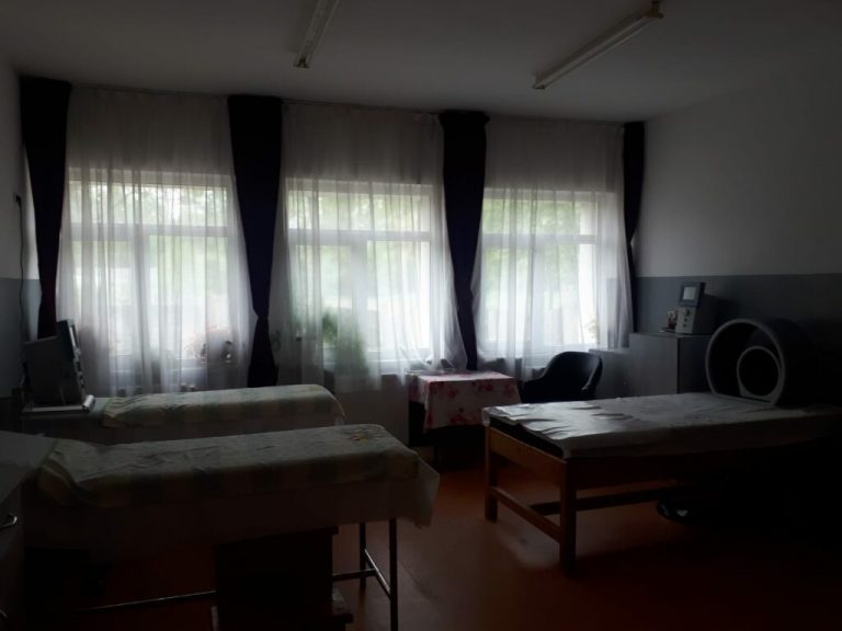VIDEO Batjocură fără margini la adresa bolnavilor cu dizabilități de la Centrul de Recuperare Neuropsihiatrică Sasca Mică. Îngrijitoarele folosesc apa din toaletă pentru a „igieniza” pardoselile