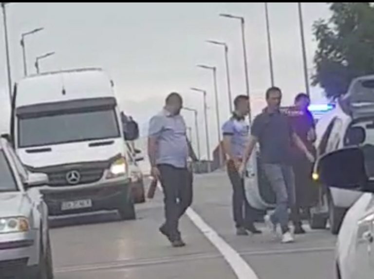 VIDEO Șeful de Post de la Comănești a intervenit pentru a stinge incendiu care a cuprins o mașină de la Latino pe podul de la Ițcani