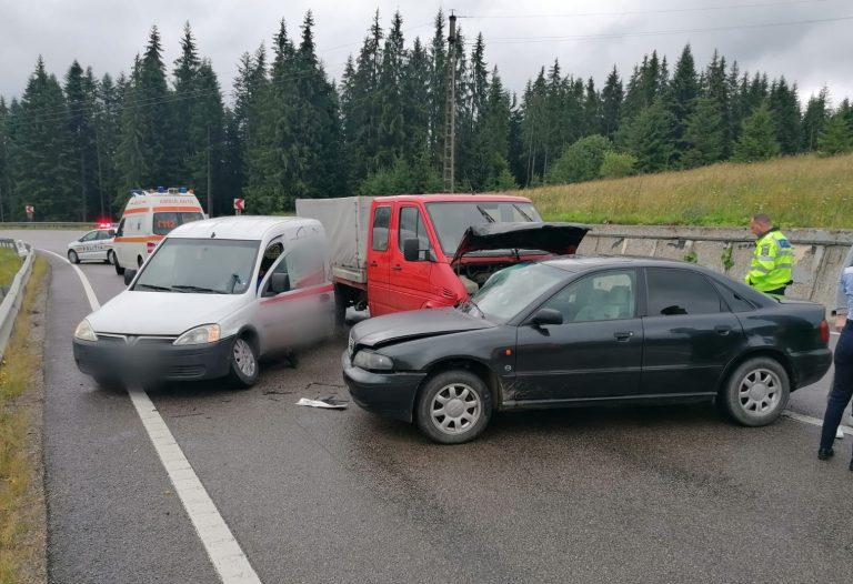 FOTO Cinci persoane implicate într-un carambol produs la Poiana Stampei