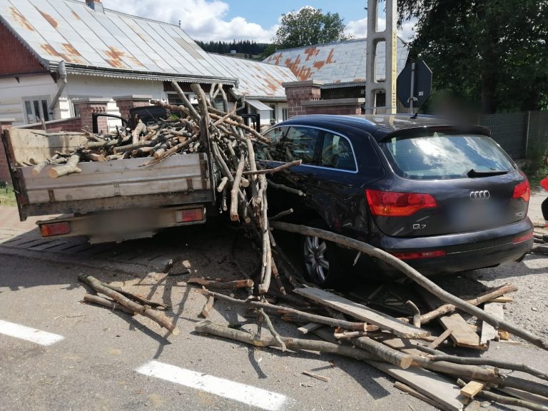 FOTO 10 persoane implicate într-un accident produs între o camionetă încărcată cu lemne și o mașină, la Frasin
