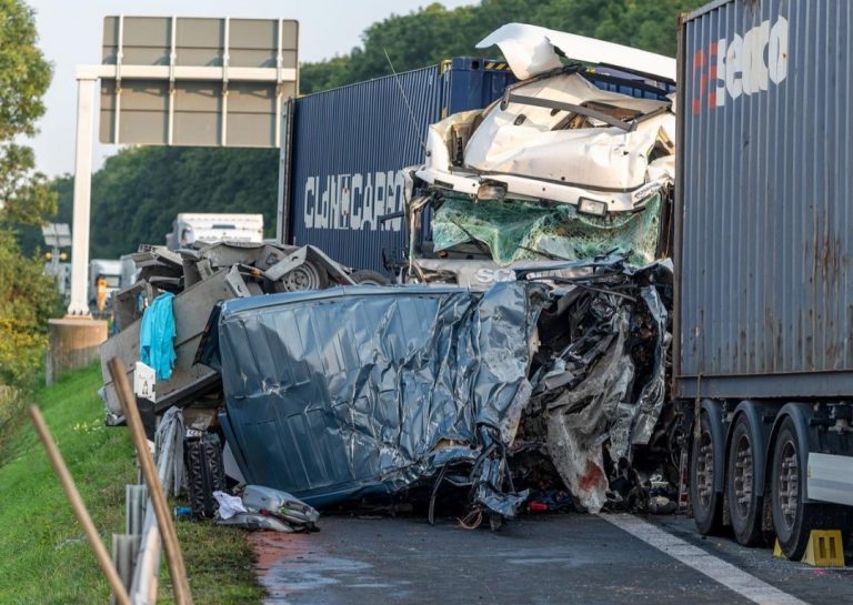 FOTO Șoferul unui camion înmatriculat în Suceava a produs un accident cu patru morți pe o autostradă din Germania. Judecătorii nemți l-au condamnat la un an de închisoare cu suspendare